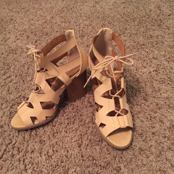 Cute nude heels - Picture 1 of 4